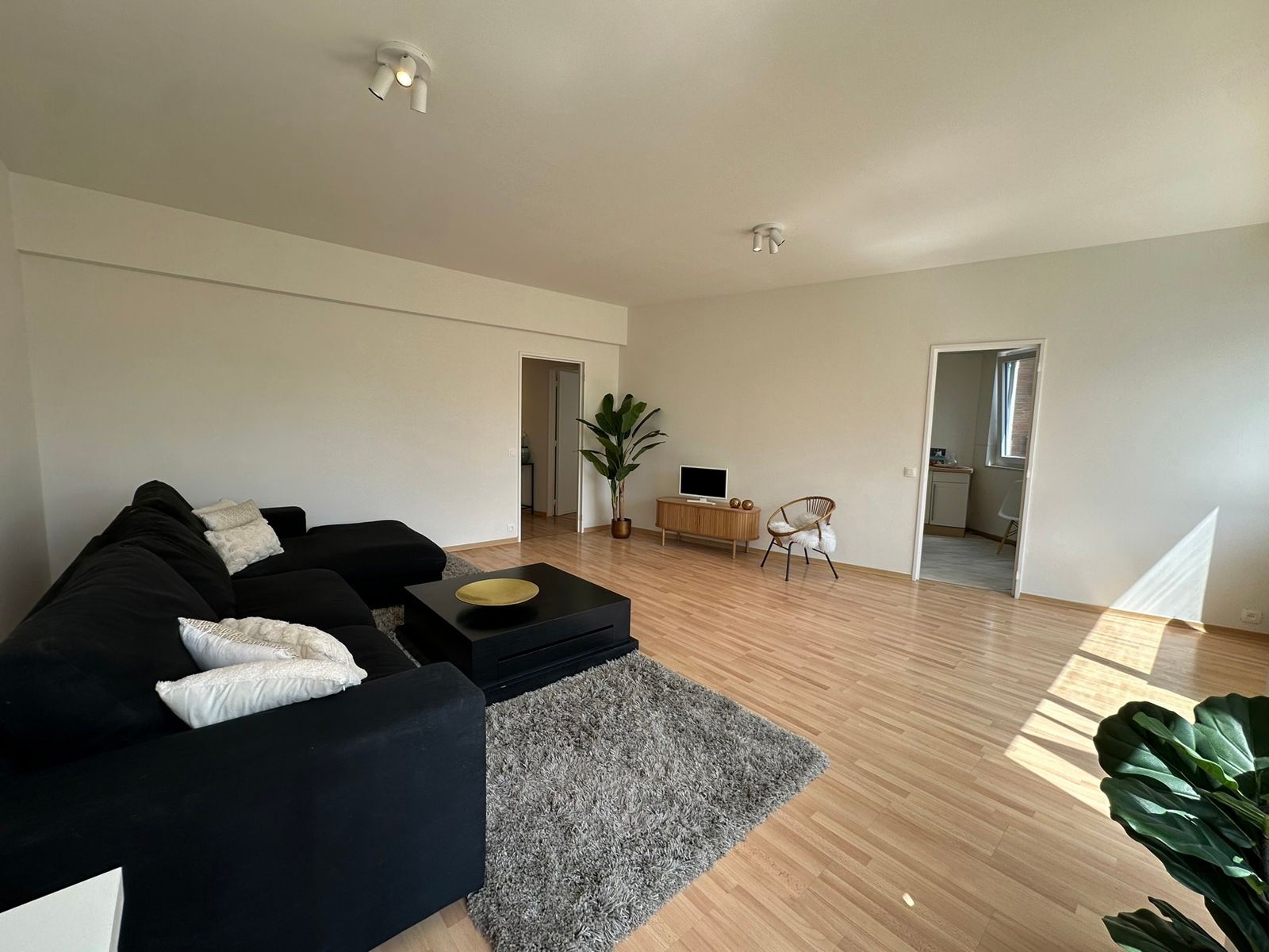 Zonnig 100% instapklaar appartement op centrale locatie! foto {{pictureIndex}}