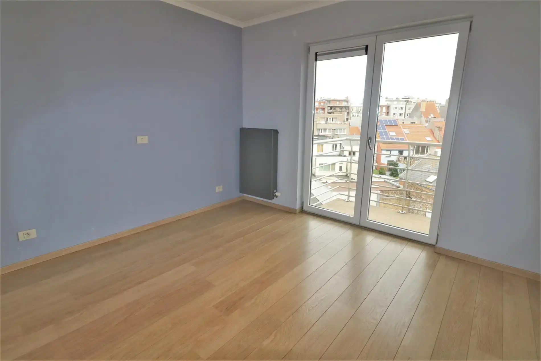 Instapklaar 2-slaapkamer appartement nabij het centrum van Oostende! foto 9