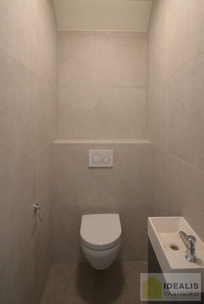 IDEALIS VASTGOED  - Uiterst ruime nieuwbouwwoning met een fijne leefruimte, 4 slaapkamers, praktische wasruimte en inbouwkasten! De woning is volledig geschilderd en dus instapklaar!! Centrale ligging t.o.v. het centrum van Overpelt, alsook vlakbij expresweg A24. foto 10