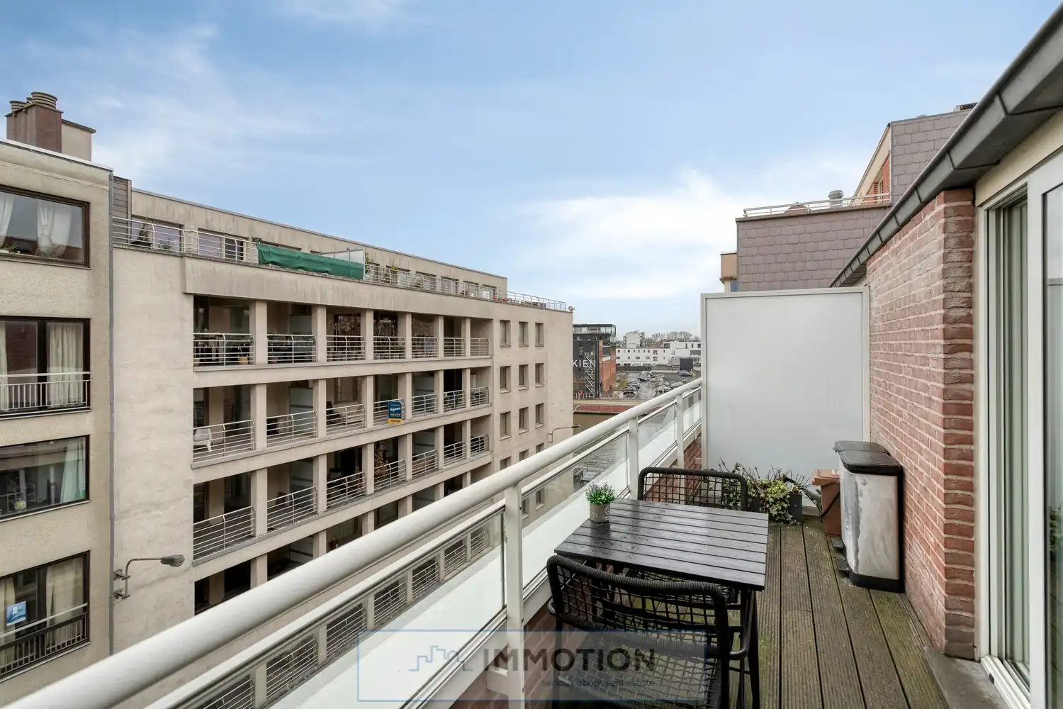 Ruim instapklaar appartement met 2 slaapkamers in centrum Kortrijk vlakbij de Leie - BEZOEK op 14 of 15 februari foto 7