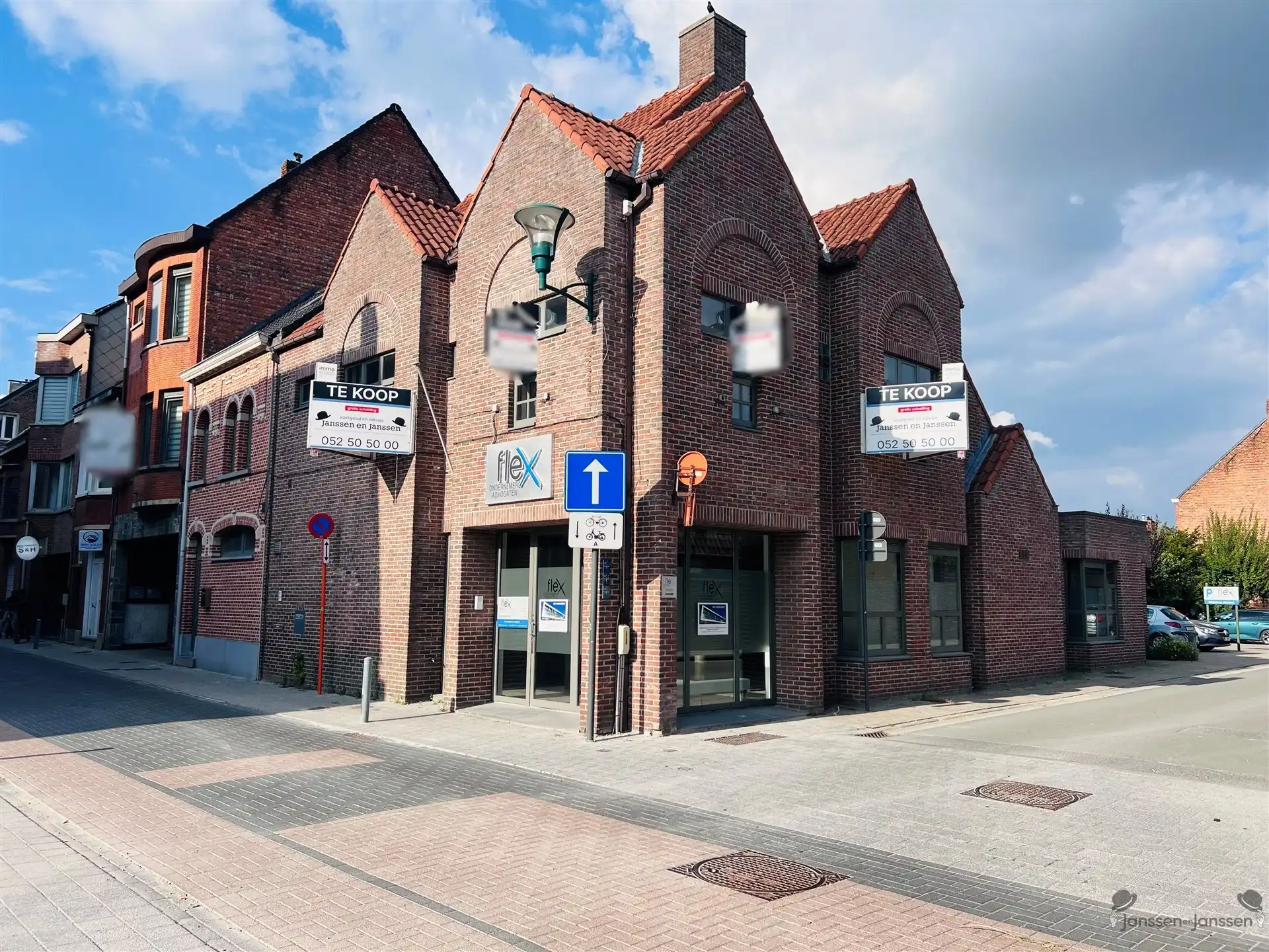 Centraal gelegen handelspand met ruime parking foto {{pictureIndex}}