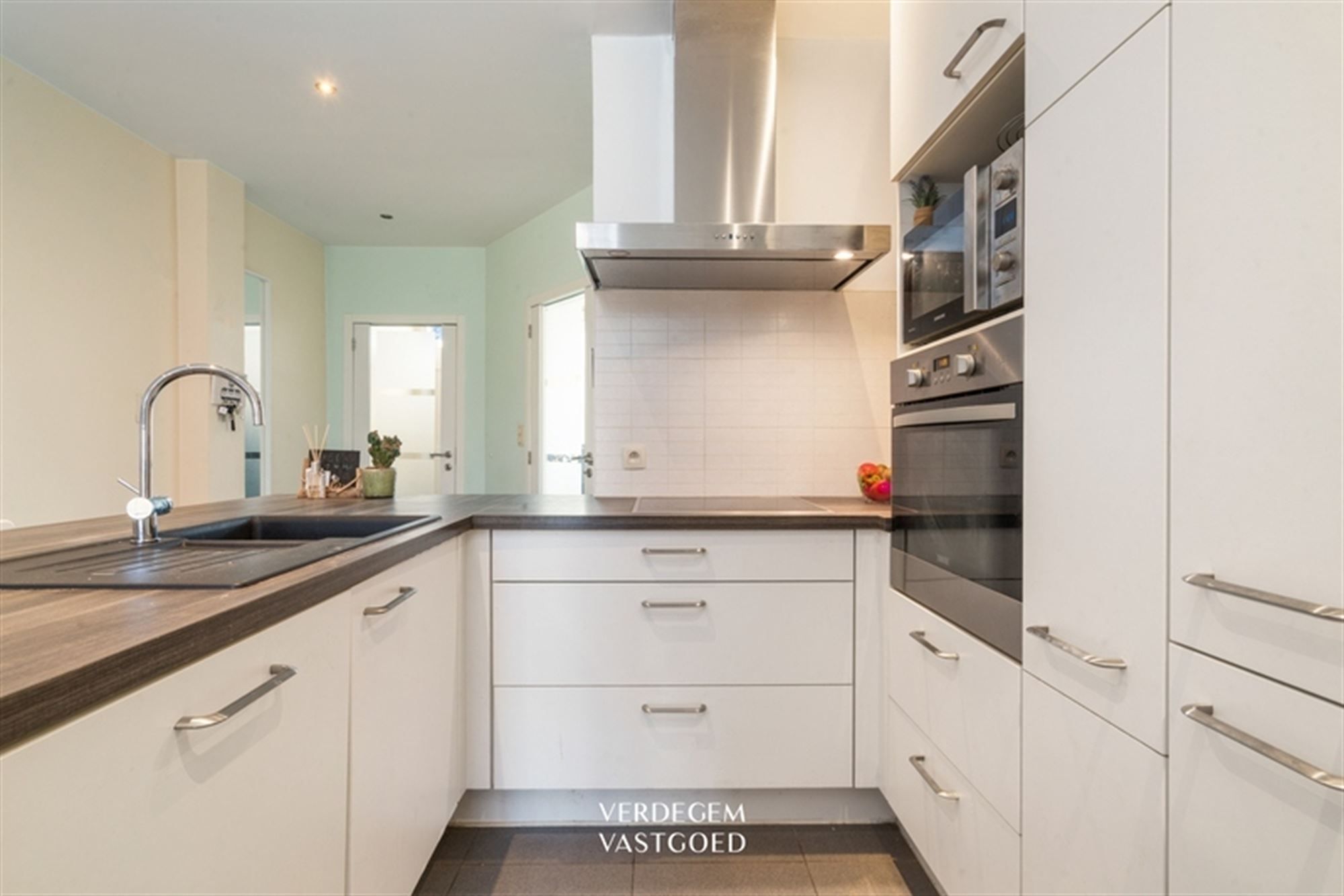 Knap gerenoveerde rijwoning met 2+1 slaapkamers en stadstuin met uitweg foto 8