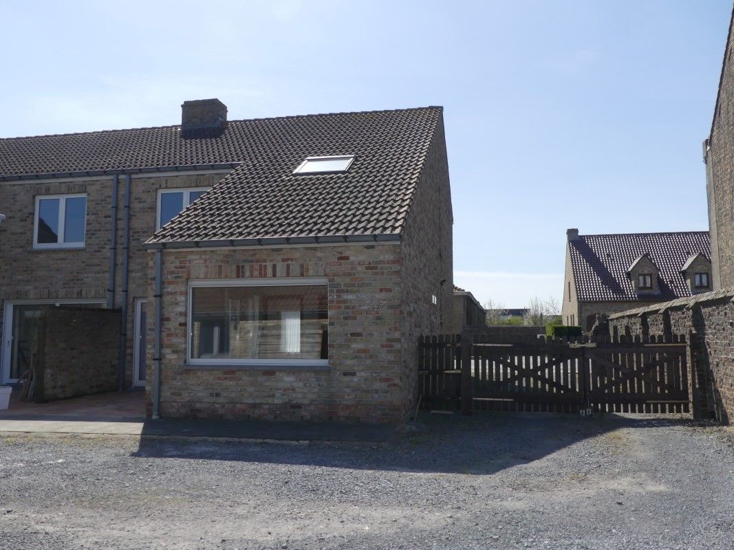 Instapklare gezinswoning met afzonderlijke garage en tuin foto 13