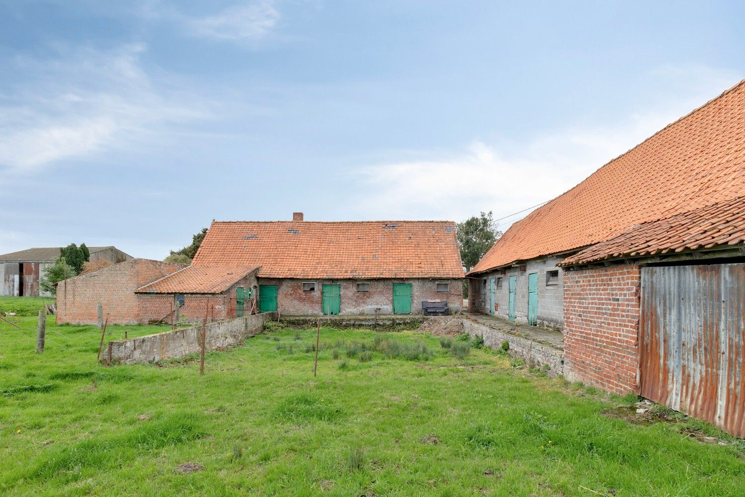 Beveren aan de IJzer: Charmant en historisch hoevetje met woonhuis, diverse stallingen, loods en weide op 3.967m² totale grondopp. foto 19