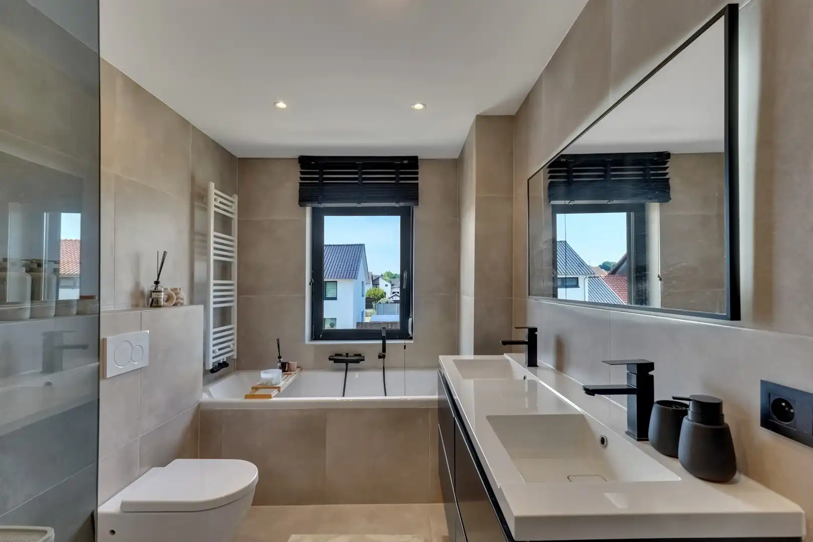 INSTAPKLARE GEZINSWONING MET ZWEMBAD, SAUNA EN RUIME TUIN OP TOPLOCATIE IN LANAKEN foto 16