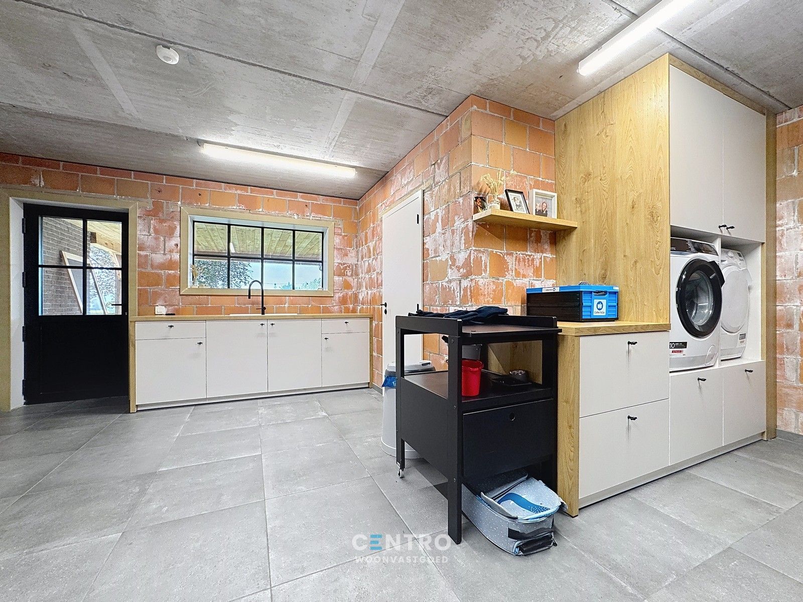 Instapklare, LANDELIJKE WONING met 4 ruime slpkms, 2 badkms, ruime garage, stalling (3 paarden) en gedraineerde buitenpiste te Hooglede (Gits). foto 9