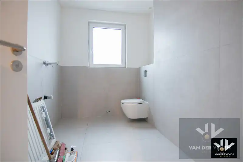 Voll gerenoveerde woning met 5 slpk 3 badk foto 17