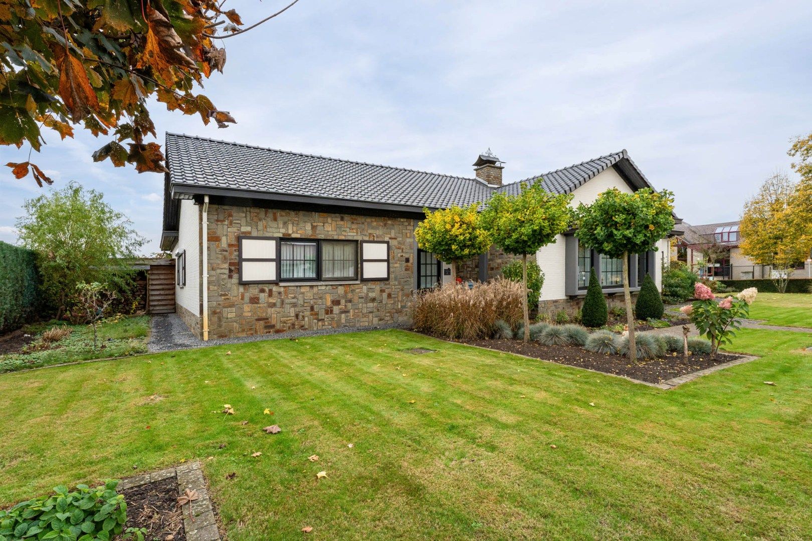 Ruim, goed afgewerkt gelijkvloers landhuis op een perceel van 13a20ca  nabij het centrum van Neeroeteren!  foto 28