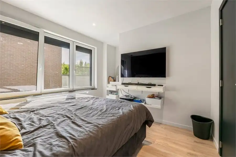 RUIME GERENOVEERDE WONING OP EEN ZEER GOEDE LOCATIE foto 17