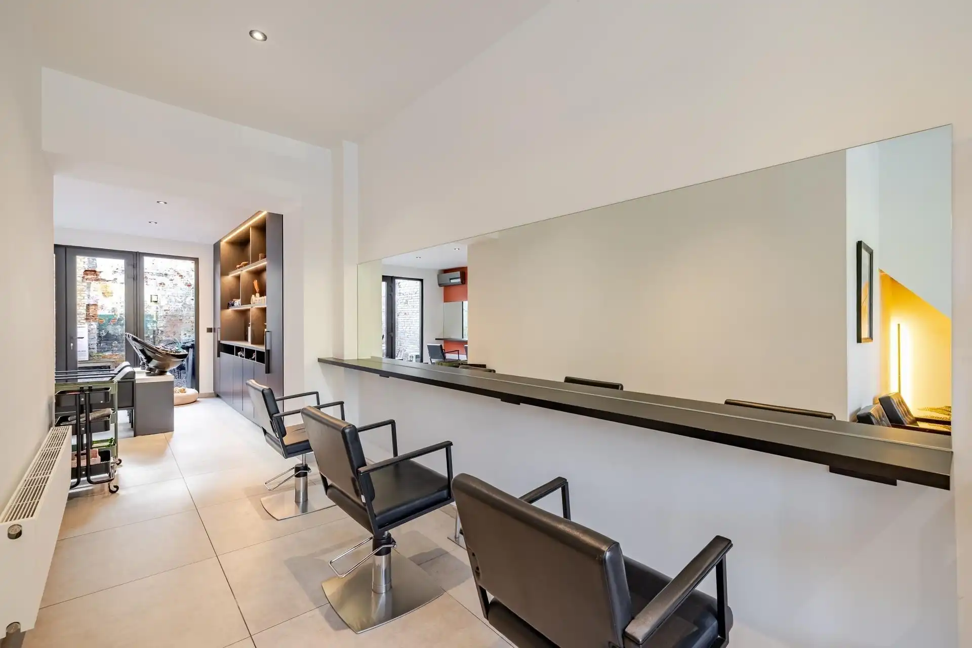 Stijlvol handelspand met kwalitatieve afwerking en charmant appartement met terras foto 9