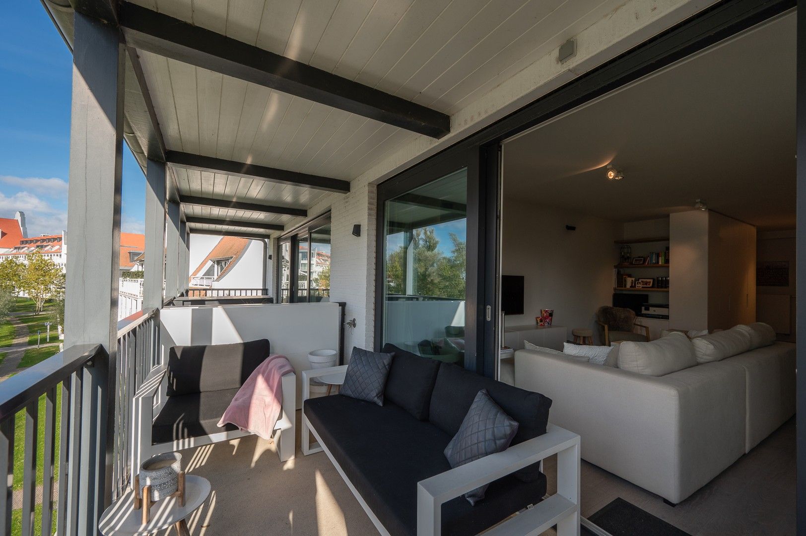 Prachtig appartement met frontaal zicht op het meer van Duinenwater. foto 8