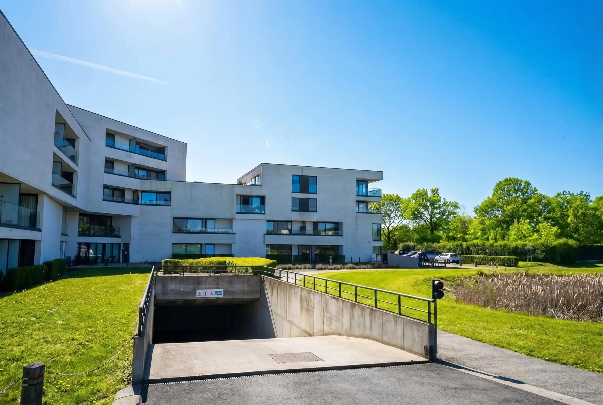 Onweerstaanbare serviceflat met grote staanplaats en terras! foto 2