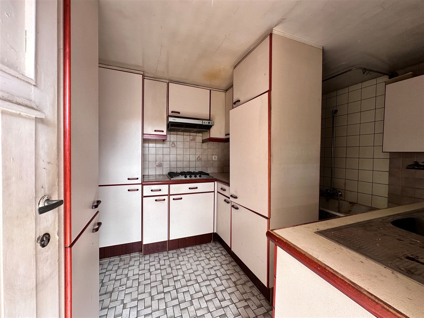 Te renoveren woning met potentieel gelegen in het landelijke Wichelen foto 6