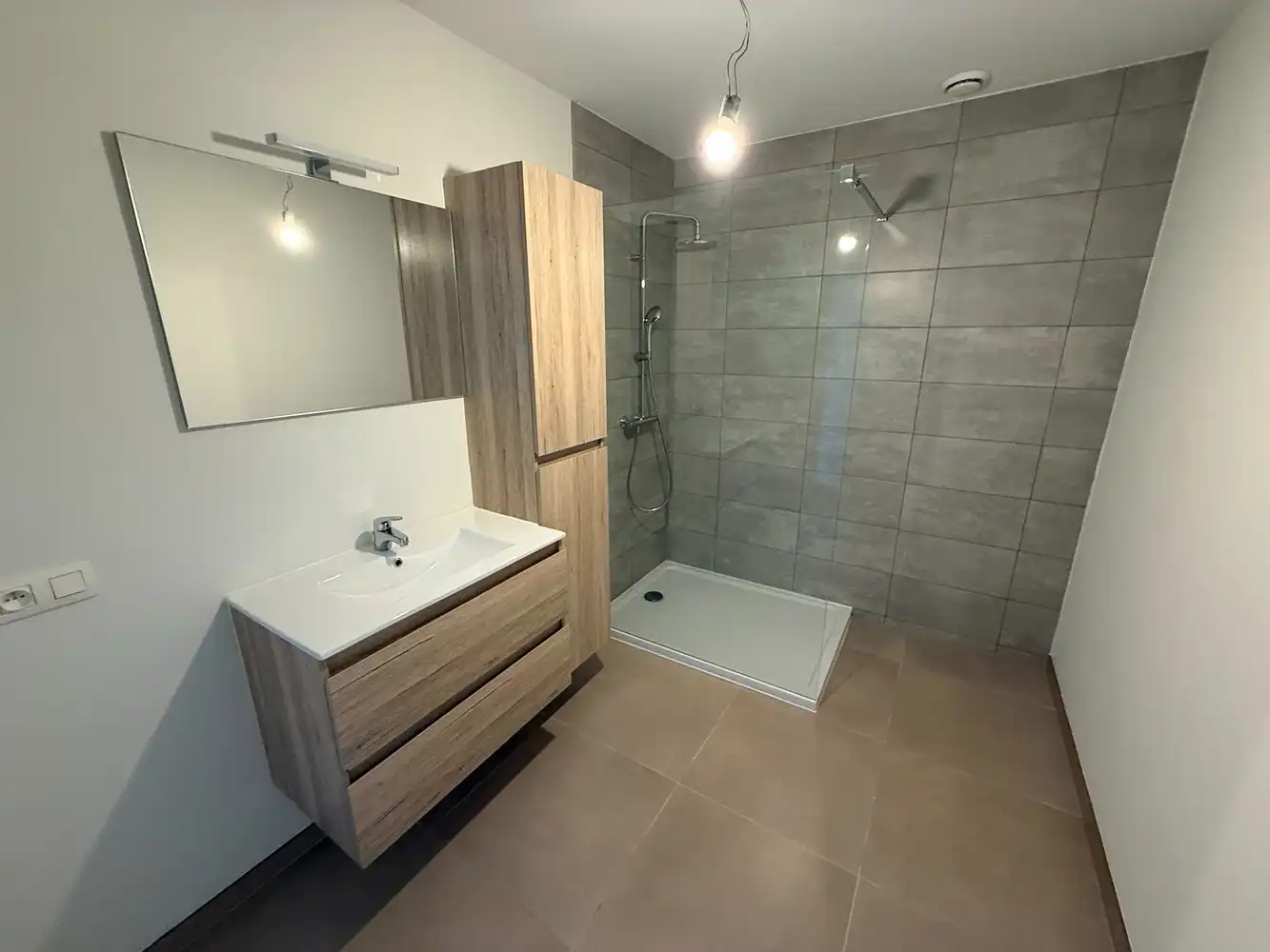 Ruim duplex nieuwbouwappartement met 2 slaapkamers én parkeerplaats! foto 9