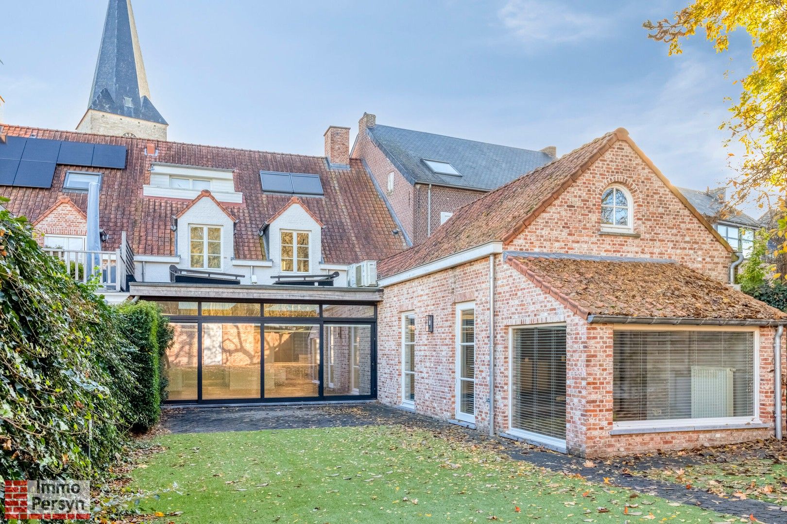 Ruim gelijkvloers appartement met tuin en 2 staanplaatsen. foto {{pictureIndex}}