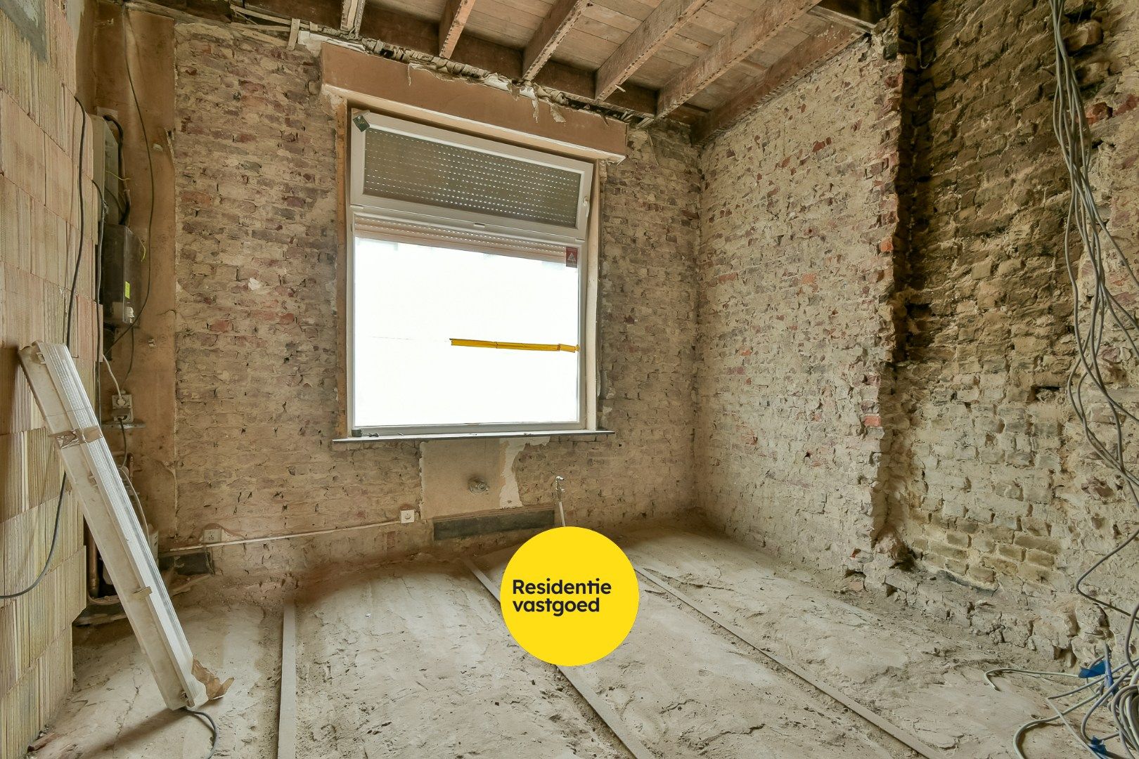 Ruime woning met bergen aan potentieel! foto 5