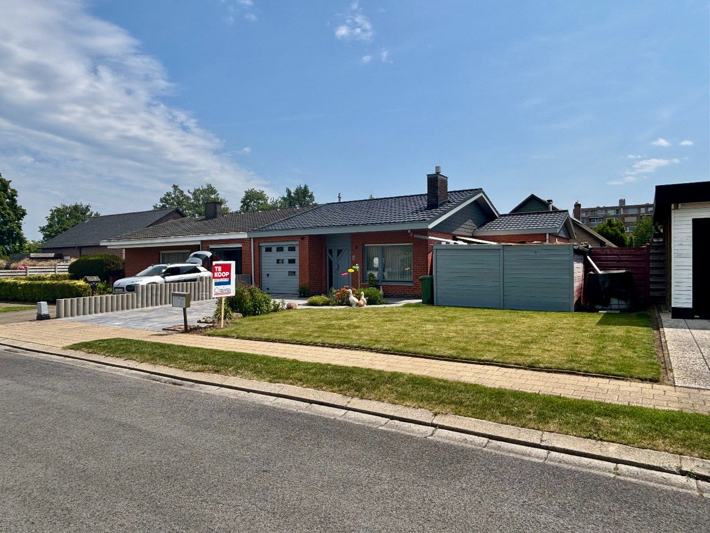 Hoofdfoto van de publicatie: Goed onderhouden halfopen woning met zonnige tuin in centrum Ieper (494m²)