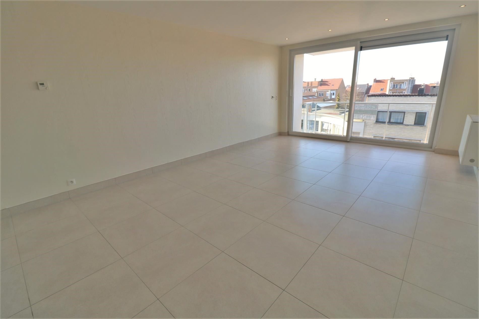 Instapklaar en modern 3-slaapkamer appartement met zonneterras te Oostende! foto {{pictureIndex}}