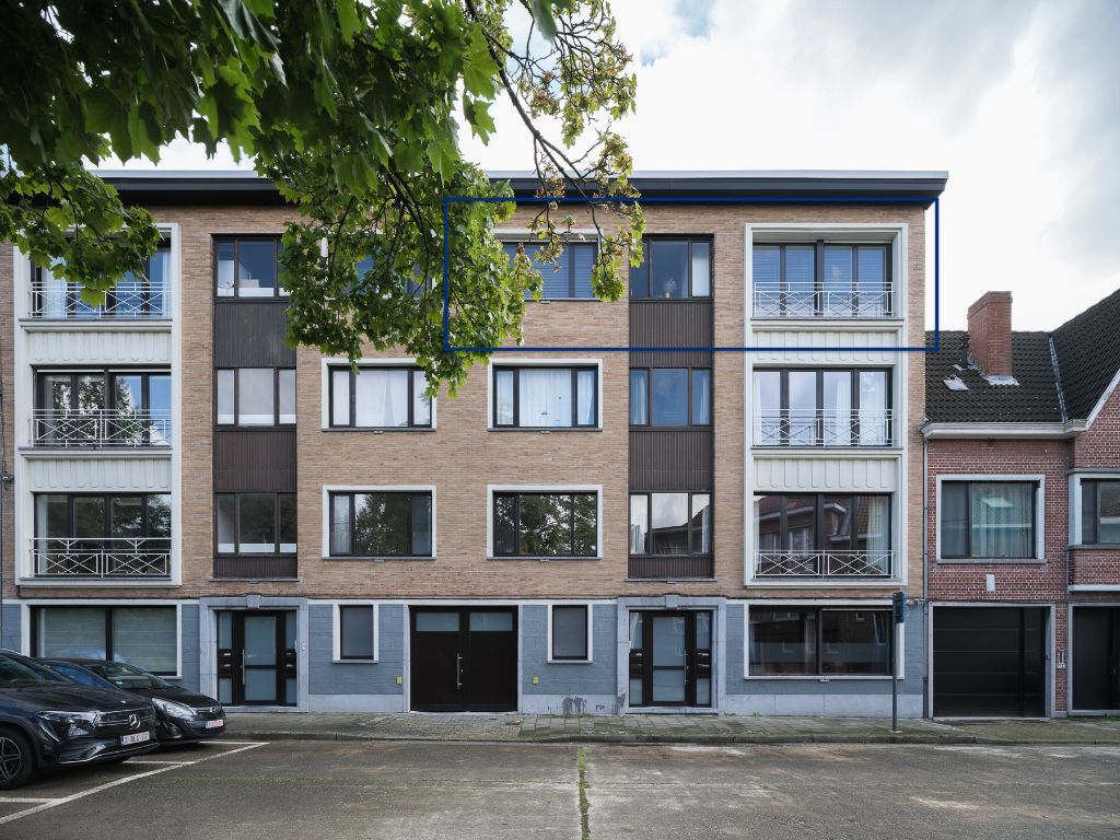 Knap gerenoveerd dakappartement met 2 slpk's en een terras, tegenover park Biest. foto 2