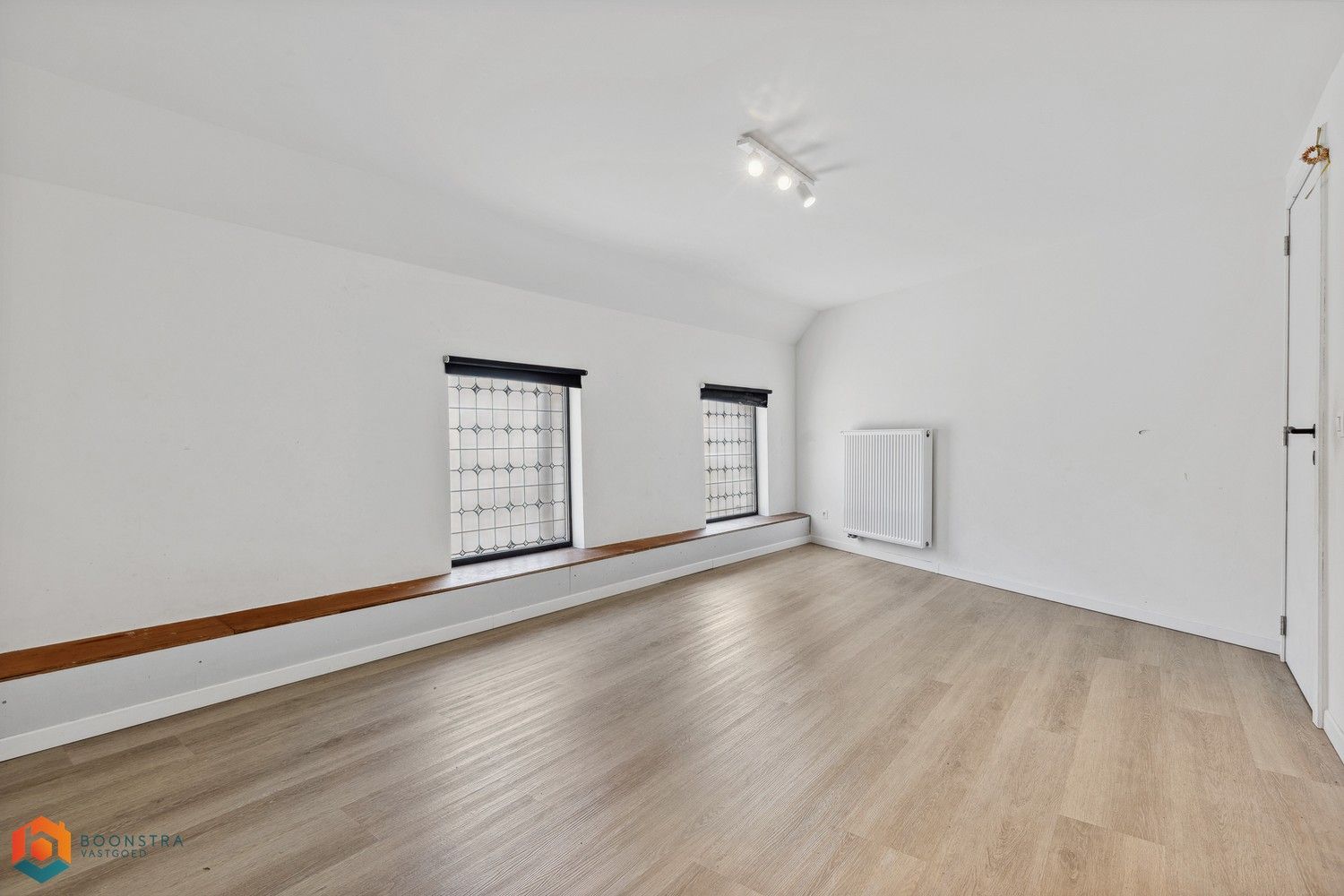 Grondig gerenoveerd handelsgelijkvloers met woonst en ruime parking foto 23