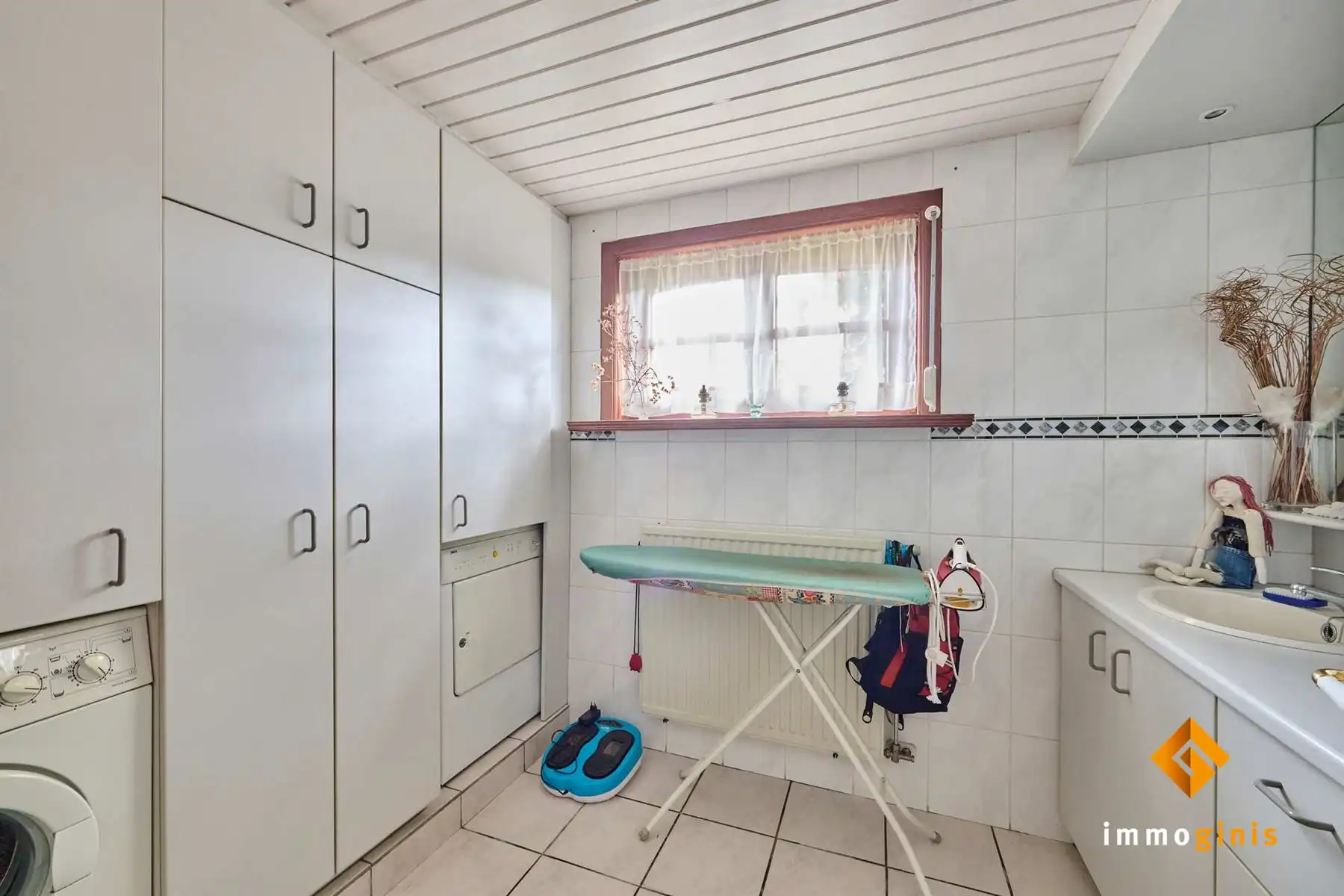 Zéér ruime woning met 3 à 4 slaapkamers, 2 badkamers en prachtige tuin in een rustige, kindvriendelijke buurt.  foto 11