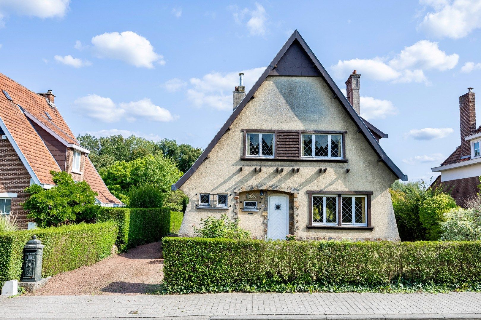 Hoofdfoto van de publicatie: Solide woning met 3 slpks, bureau en tuin op +-10are