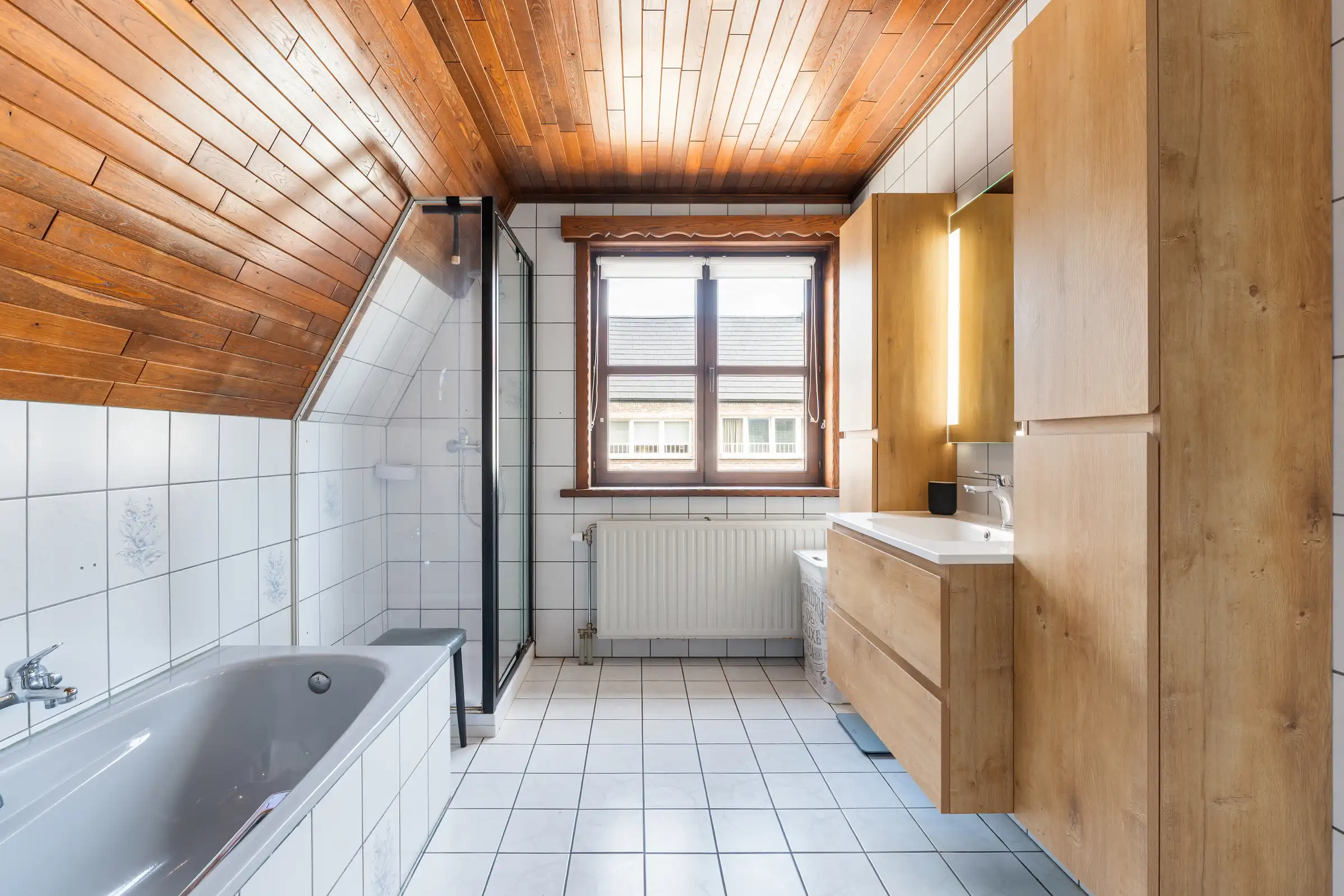 Ruime gezinswoning met 3 slaapkamers en mooie tuin foto 12