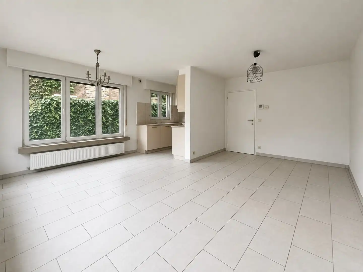 Hedendaags 2-slpk appartement met tuin, garage en kelder foto 2