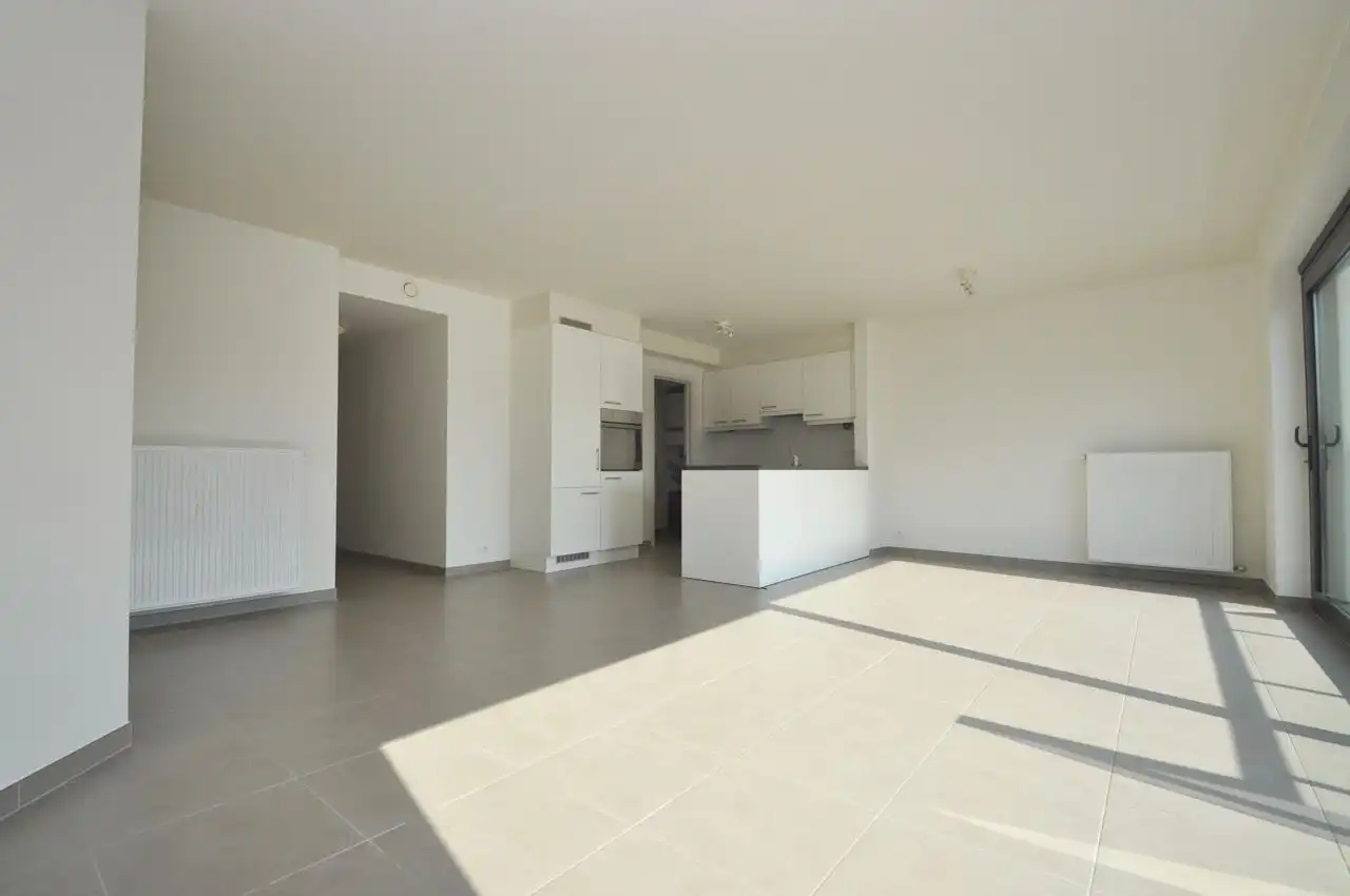 Lichtrijk appartement met twee slaapkamers, centraal gelegen. foto 4
