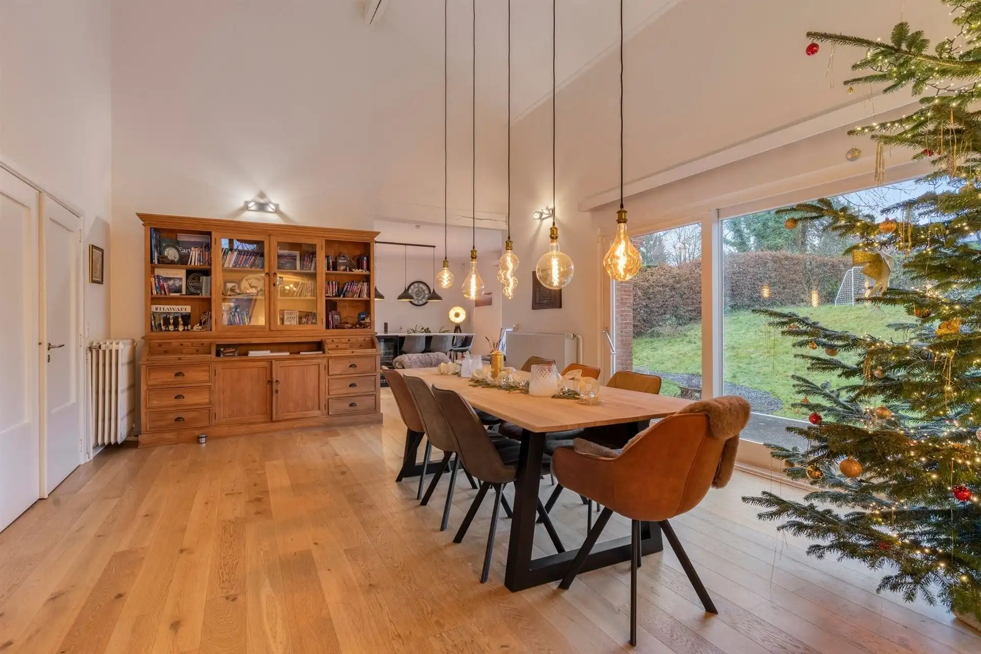Volledig gerenoveerde hedendaagse villa ±487 m² in de Marnix wijk foto 14