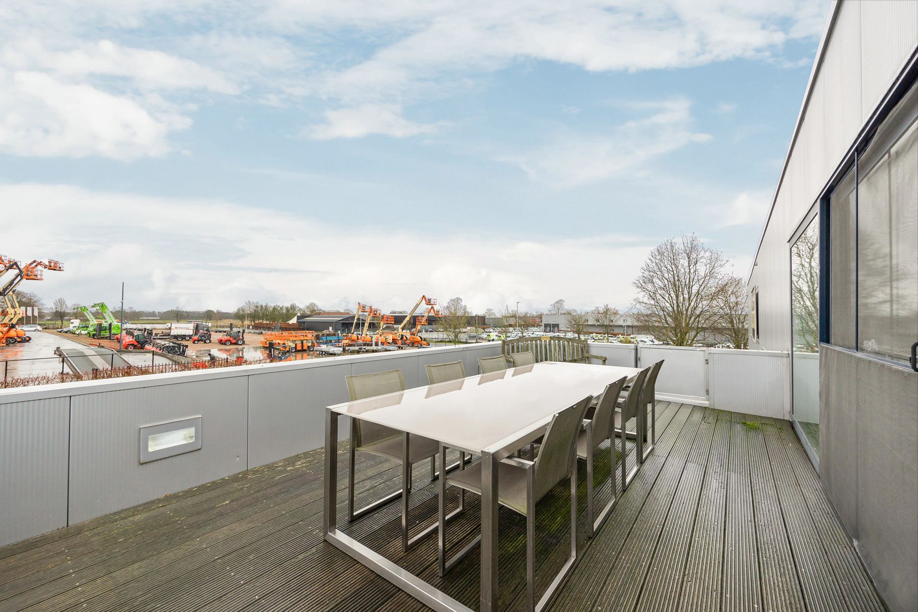 Industrieel pand met magazijn, appartement en lounge in tuin foto 24