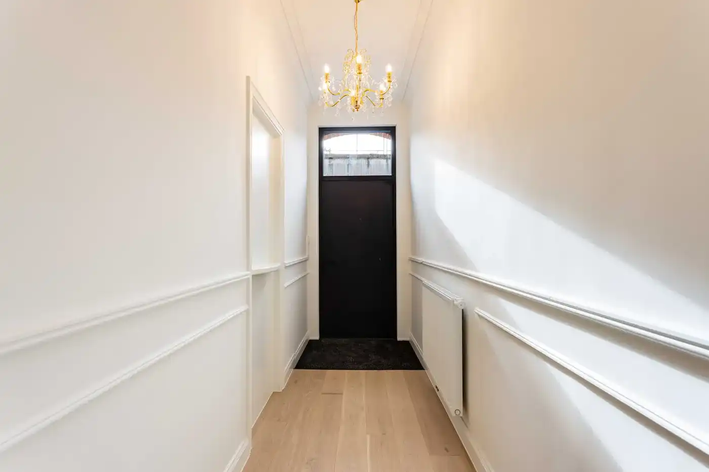 Ruime gerenoveerde woning met 4 slaapkamers, tuin en garage foto 3