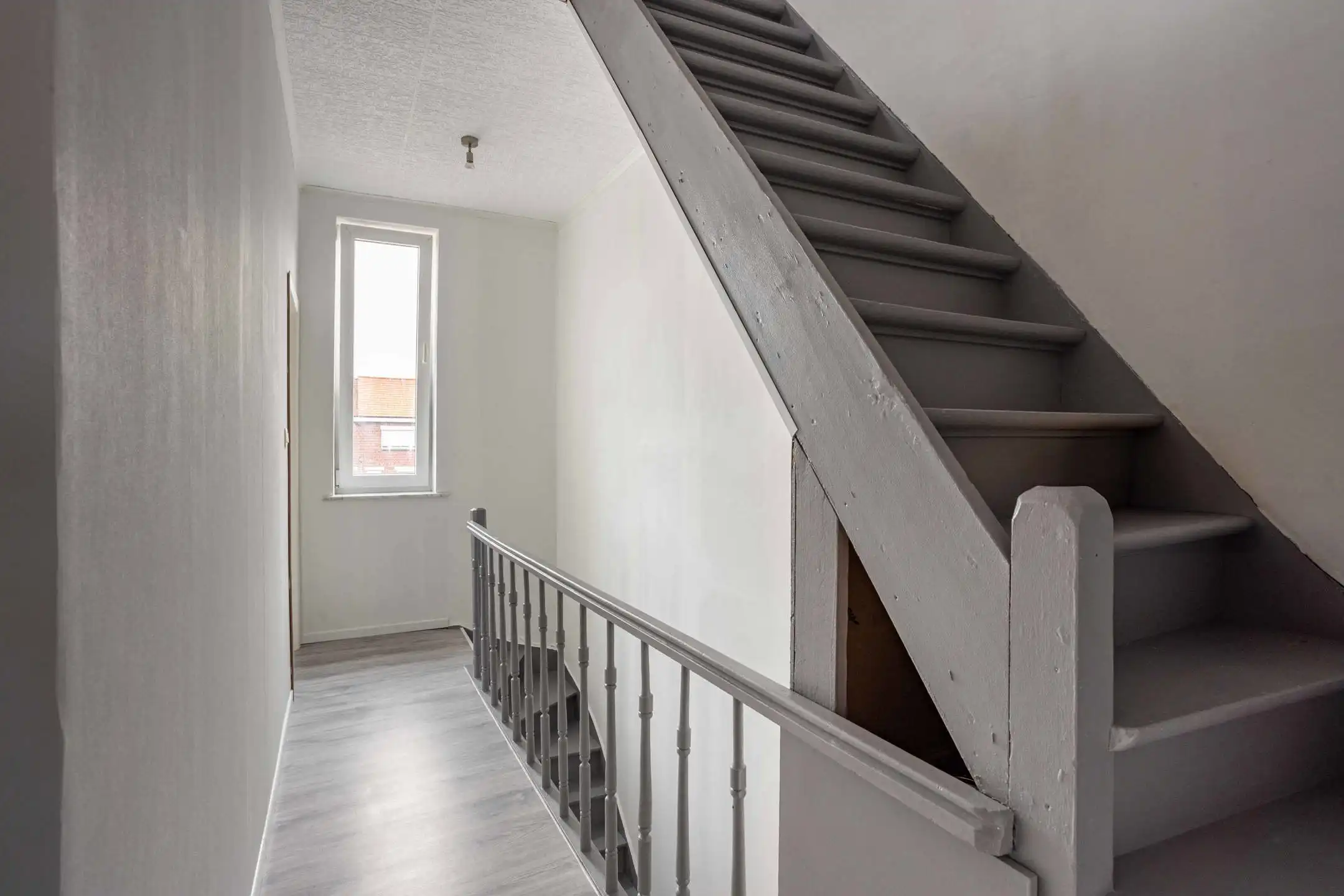 Instapklare rijwoning met garage op rustige locatie in Ronse foto 14