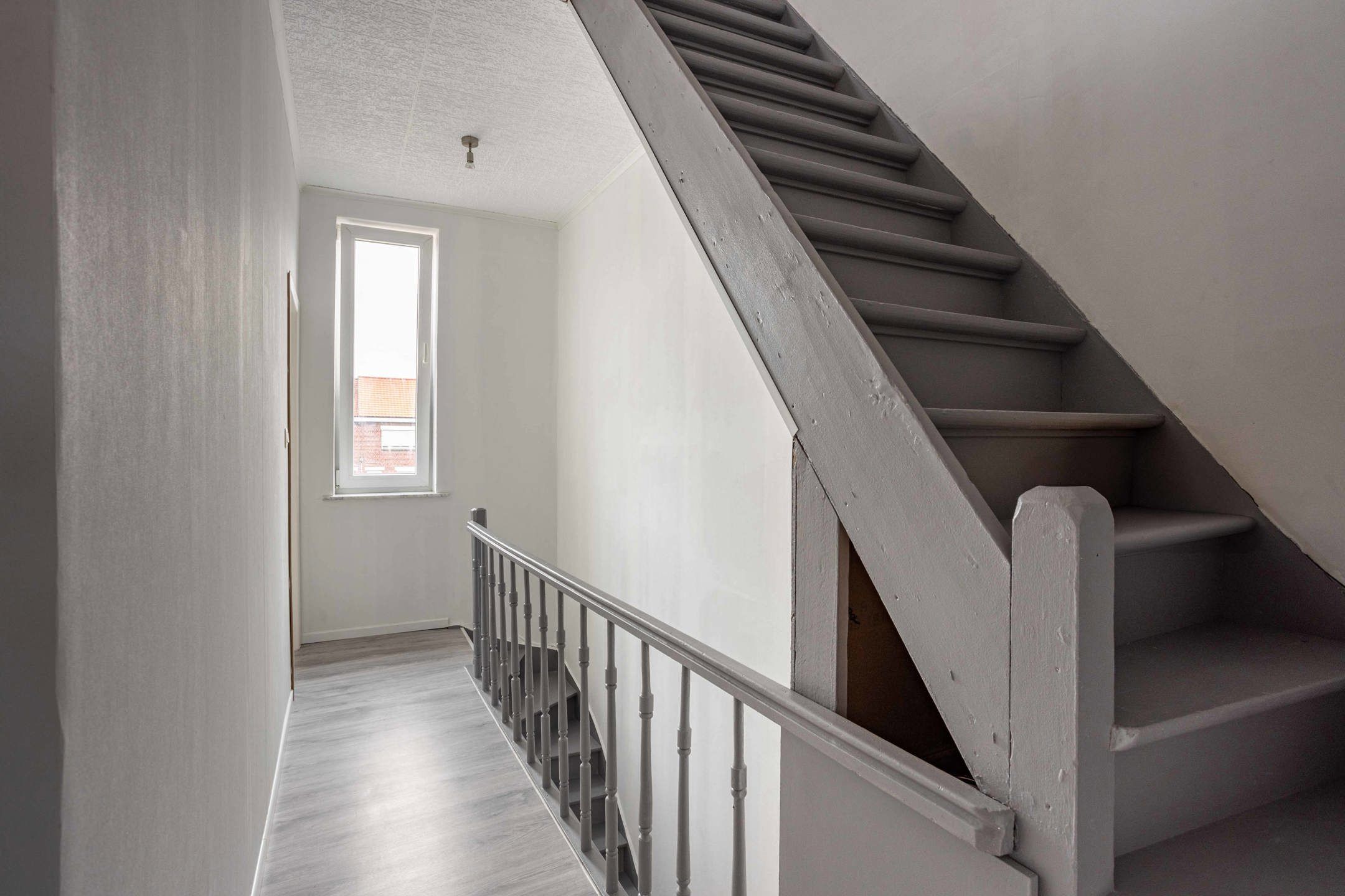 Instapklare rijwoning met garage op rustige locatie in Ronse foto 14