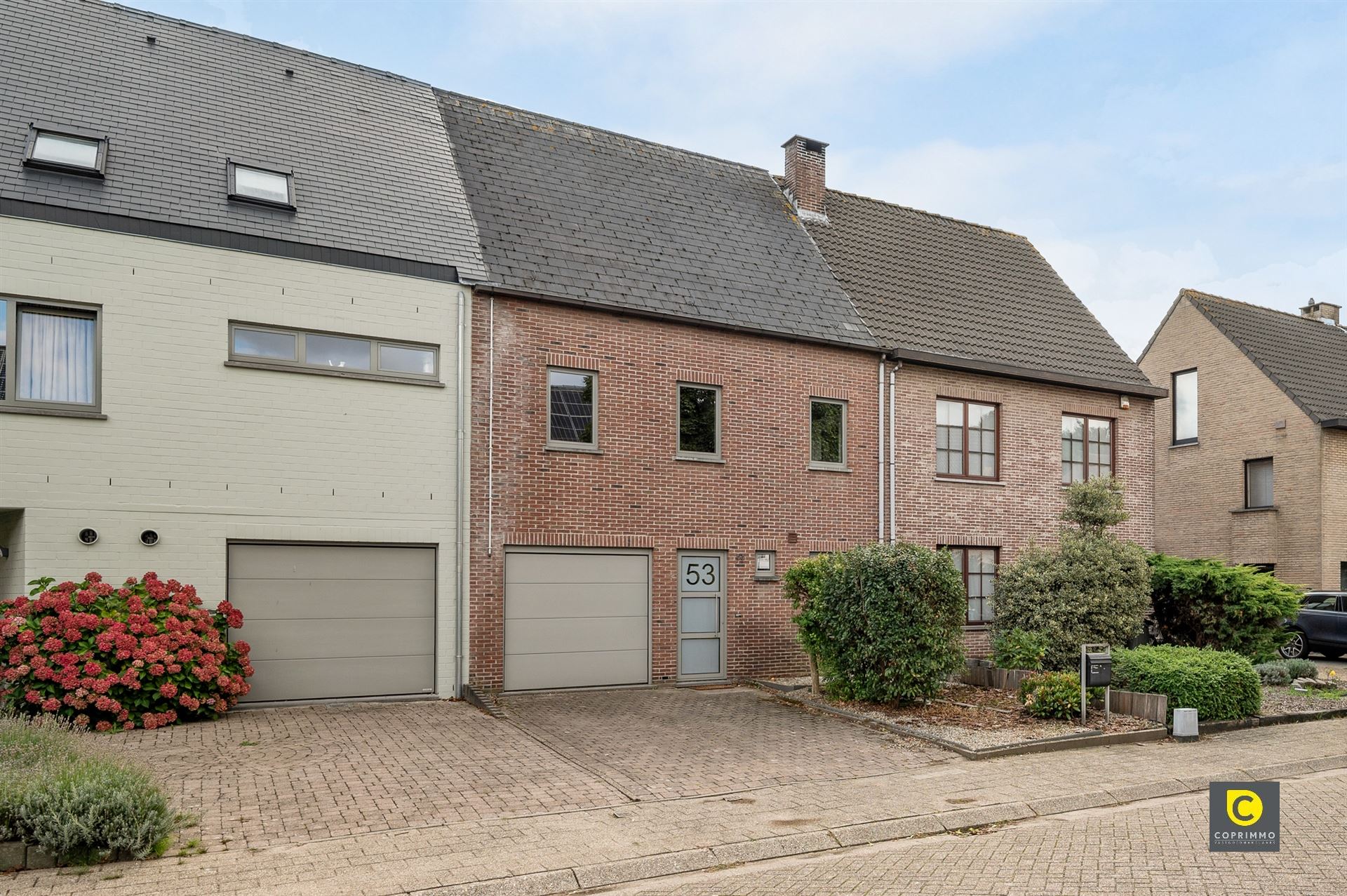 Charmante woning met garage foto {{pictureIndex}}