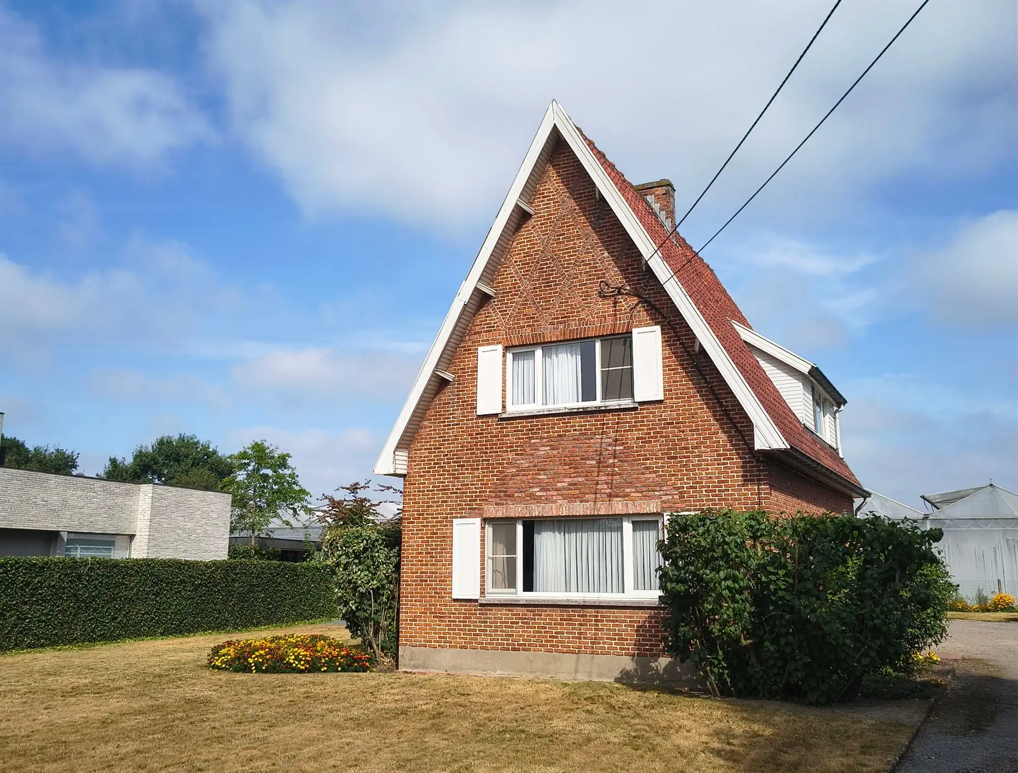 Landelijk woonhuis met 2 slaapkamers, grote tuin en carport/berging foto 2