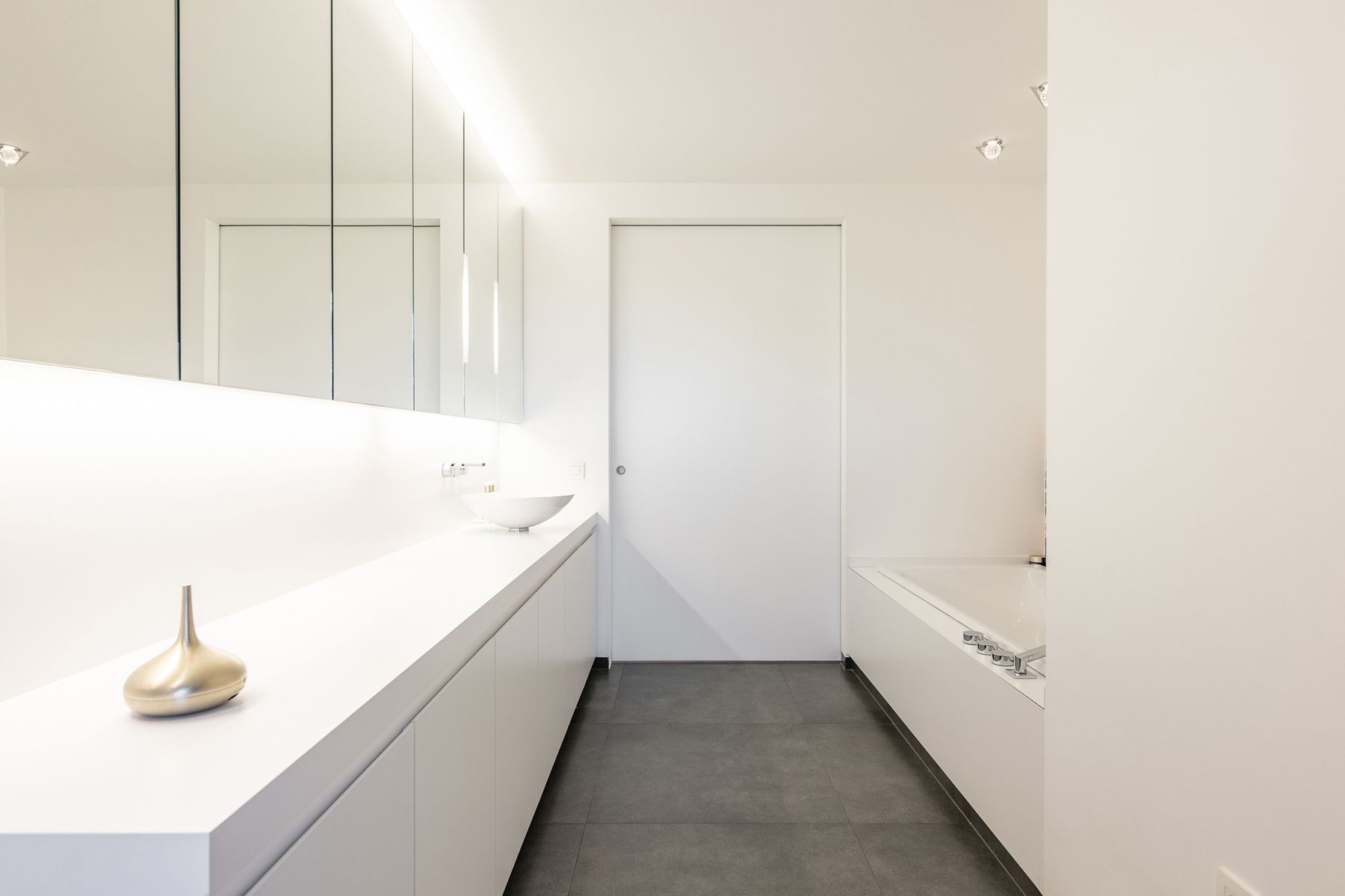 Unieke eigentijdse villa met zwembad foto 21