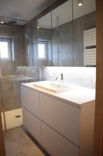 Trendy gerenoveerd app met 2 slaapkamers en garage box. foto 14