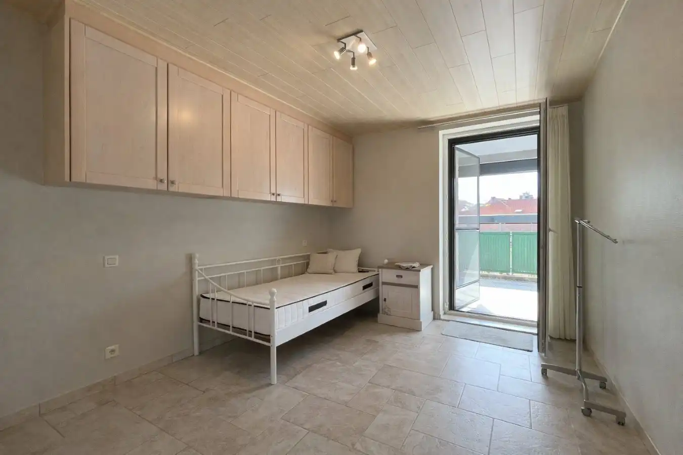 Ieper - Ruim en lichtrijk appartement met zonnig terras rondom foto 8