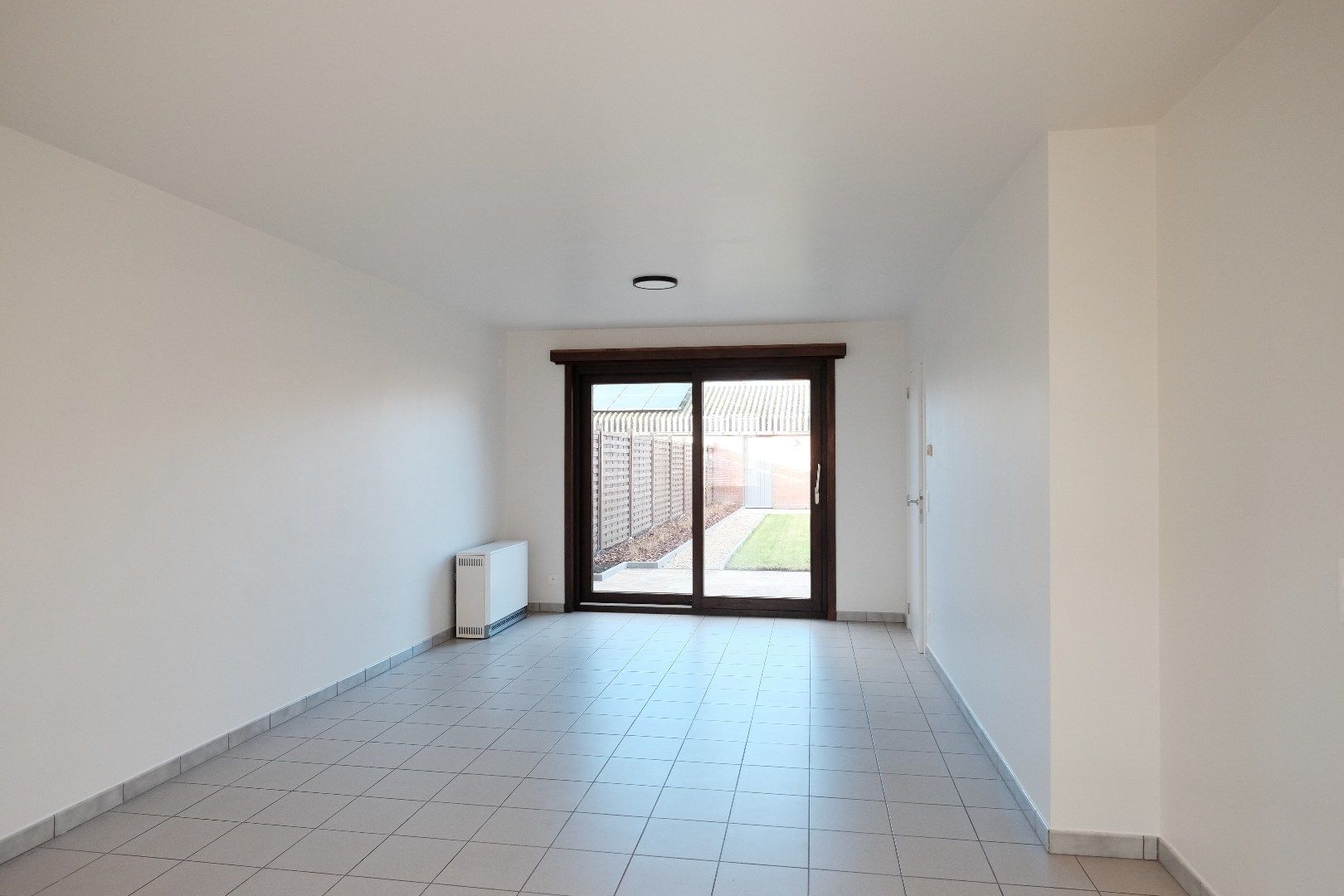 Vernieuwde rijwoning met tuin en grote garage foto 3