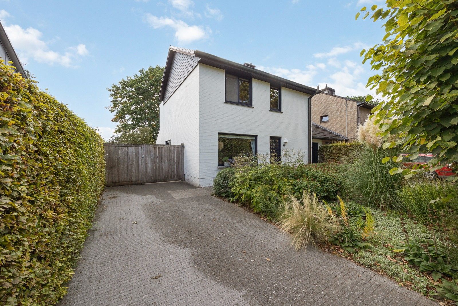 Volledig gemeubeld en instapklare woning met 3 slaapkamers en zeer leuke en zonnige tuin. foto {{pictureIndex}}