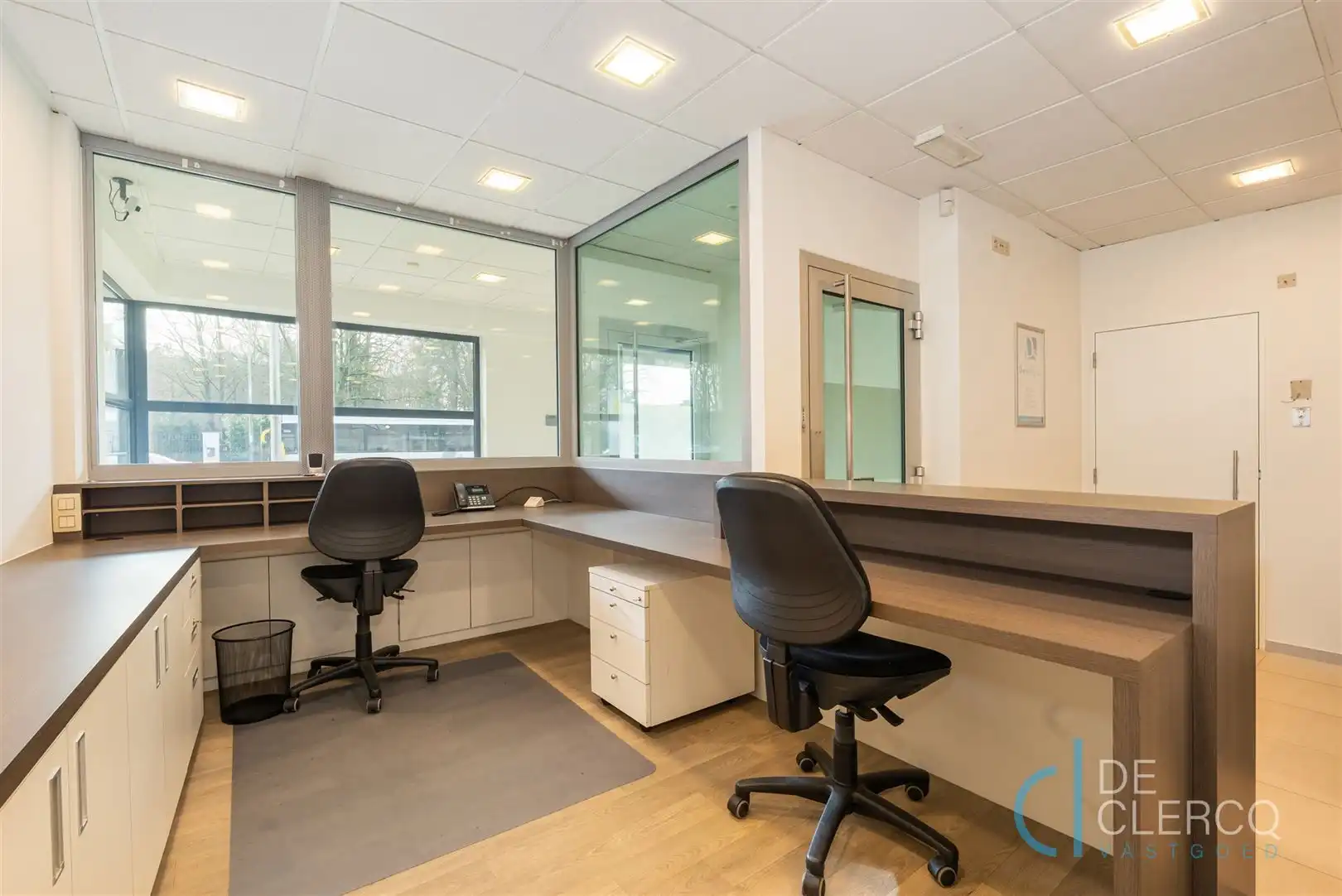 Tijdloos kantoor te koop aan parking in centrum Lochristi!  foto 4