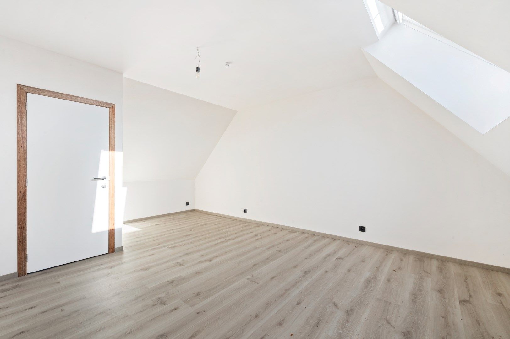 RECENT GERENOVEERDE WONING (2024) MET 3 SLPKS, RUIME TUIN EN MOGELIJKHEID DUBBELE GARAGE foto 15