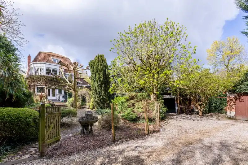 Hoofdfoto van de publicatie: Karaktervolle, cottage villa in een oase van groen, na renovatie een parel!