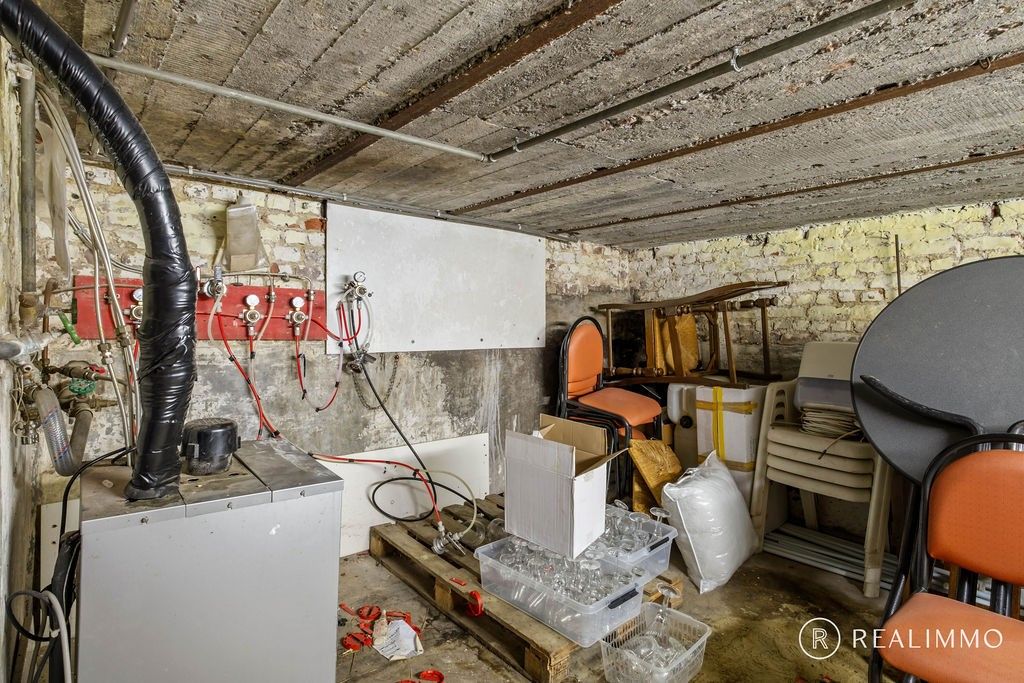Veelzijdige eigendom met charmante gevel, buitenruimte en potentieel voor ruime woning foto 11