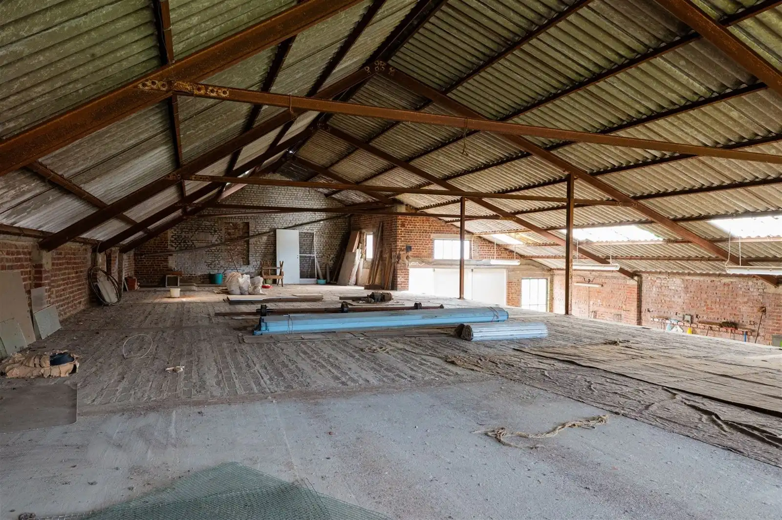 3 gevelwoning met loods (248m2) en garage foto 33