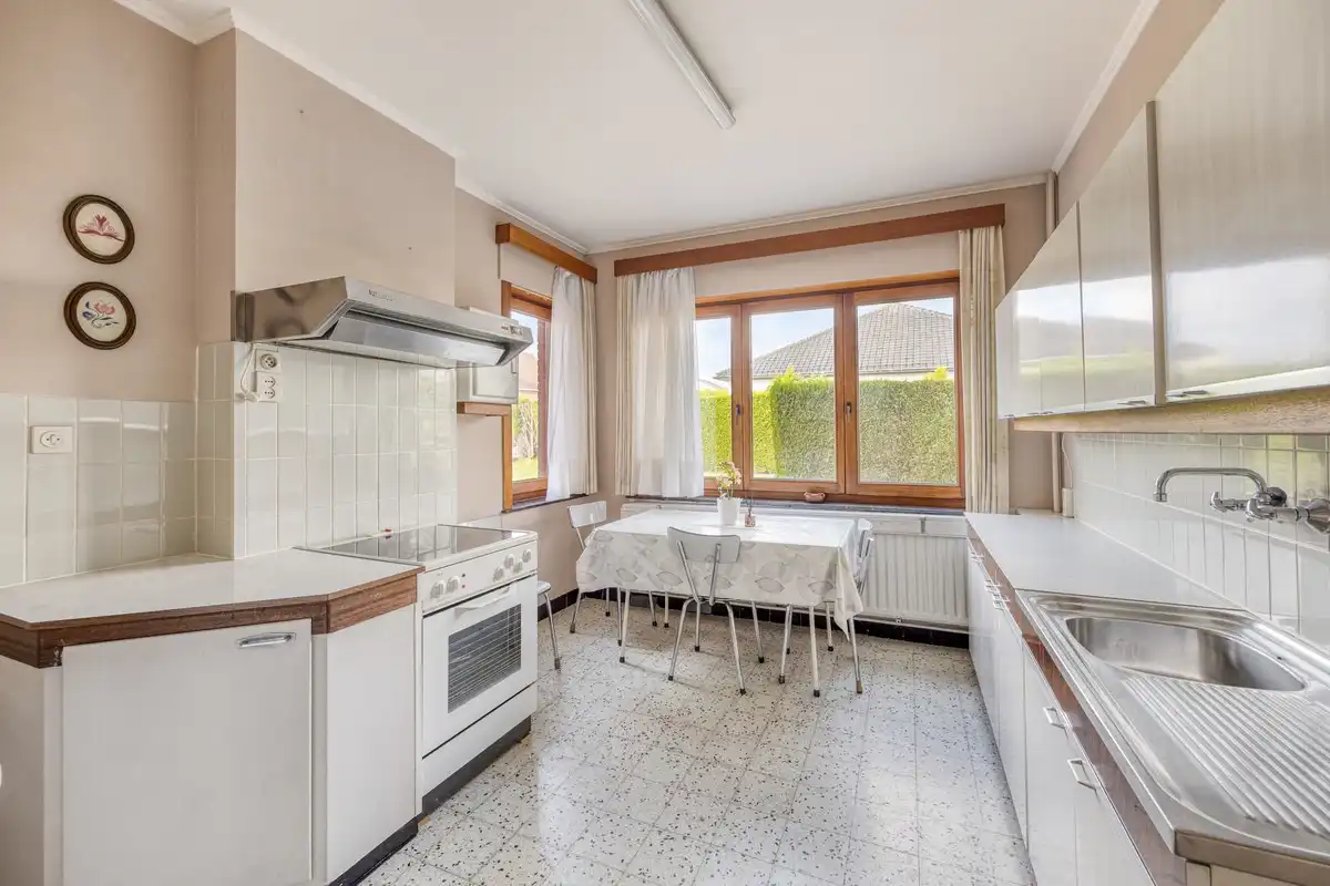Te renoveren halfopen bebouwing met 3 slaapkamers op rustige locatie foto 9