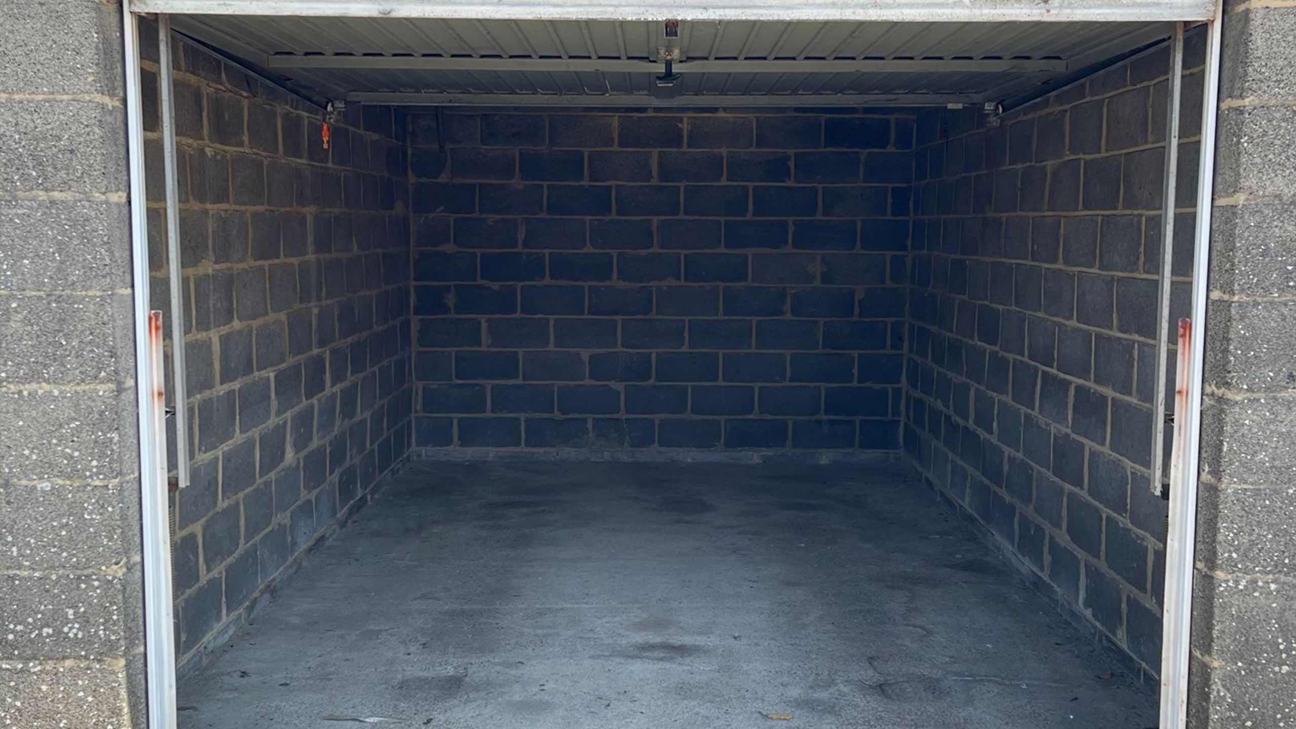 Ruime garageboxen te centrum Ruisbroek foto 5