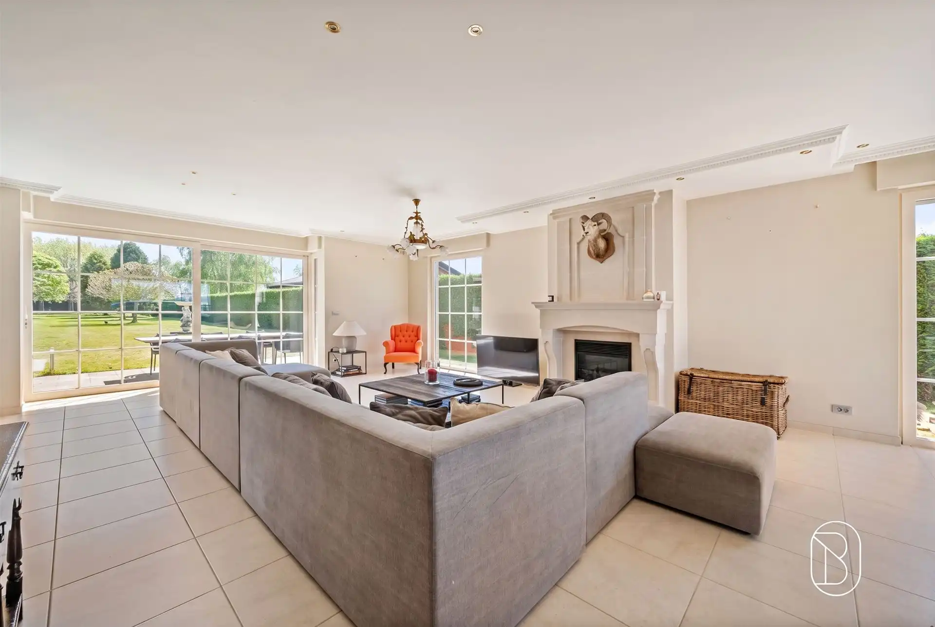 Perfect onderhouden grote villa op 3000m2. foto 15