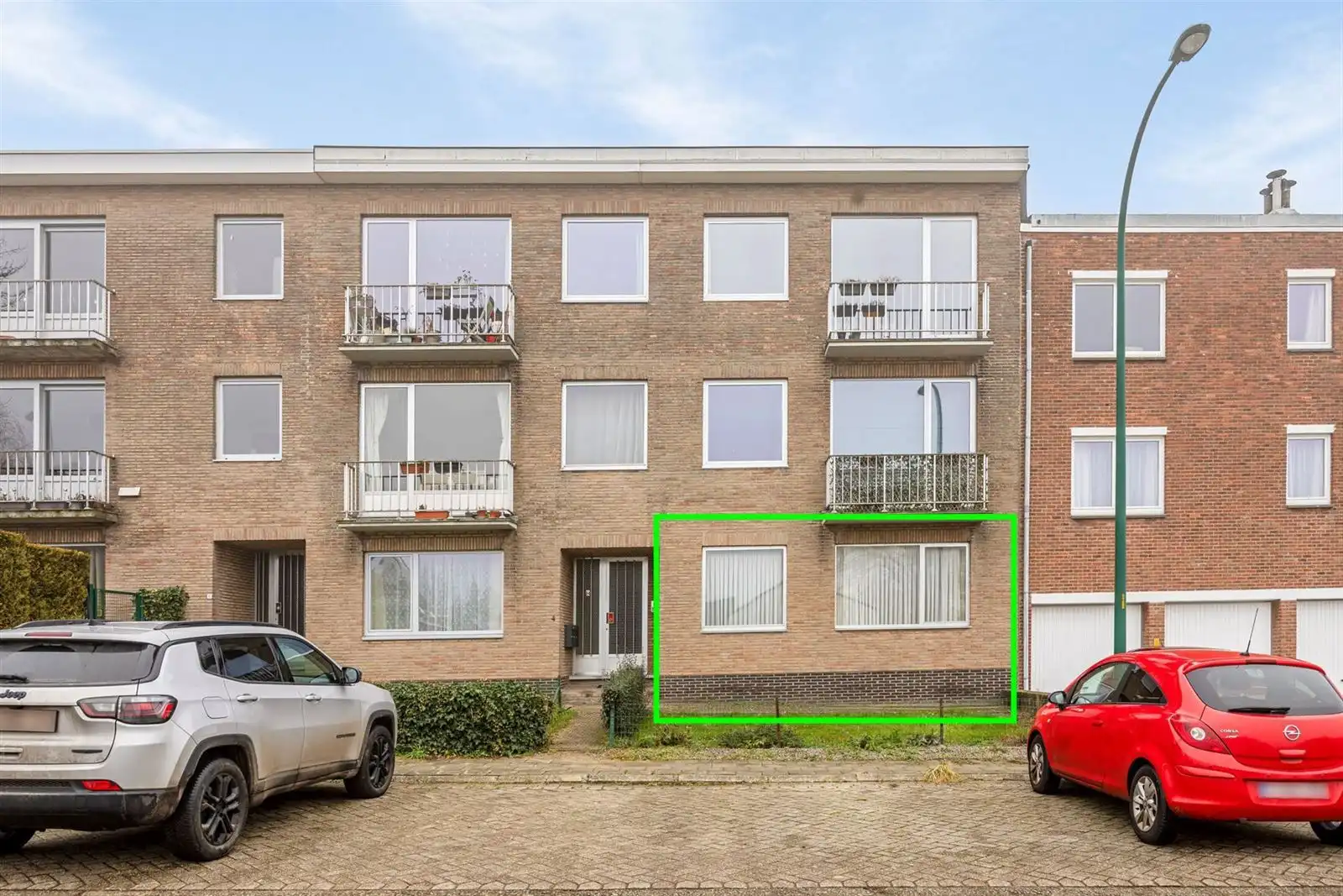 Hoofdfoto van de publicatie: Super gelegen gelijkvloers appartement met voortuintje en garage